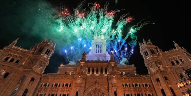 Cabalgata de Reyes Madrid 2025>: un espectáculo pirotécnico con cientos de fuegos artificiales resonó en el cielo al ritmo del tema musical El Mesías de Handel