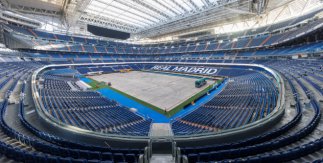 Estadio Santiago Bernabéu con el césped guardado