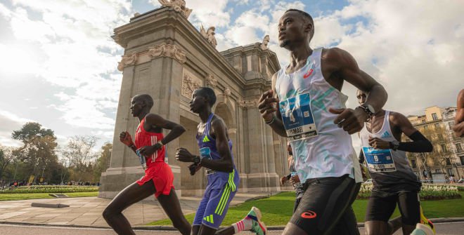 Movistar Medio Maratón Madrid 2025 a su paso por la Puerta de Alcalá