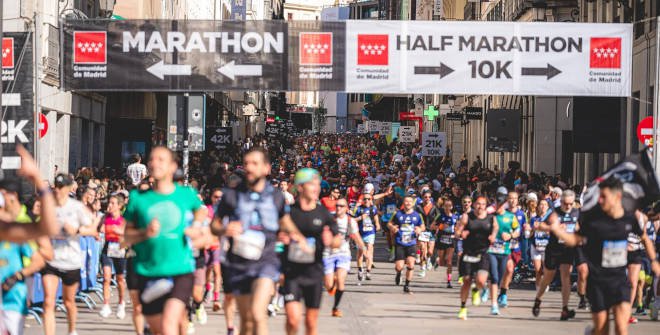 Paso por la calle Preciados del Zurich Rock ‘n’ Roll Running Series Madrid 2025