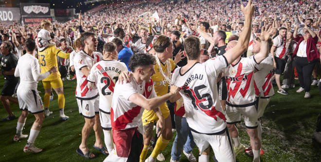 El Rayo Vallecano celebra su clasificación para la Conference League tras igualar su mejor clasificación histórica en Liga (27 mayo 2025). © Web oficial Rayo Vallecano
